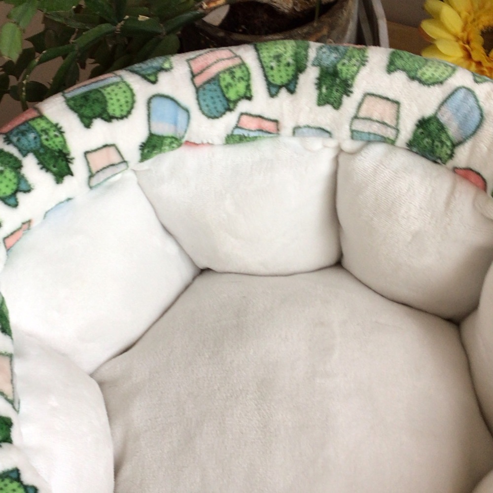 ‘Kenzie Home’ Plush Cat Bed - Picture 3 of 5